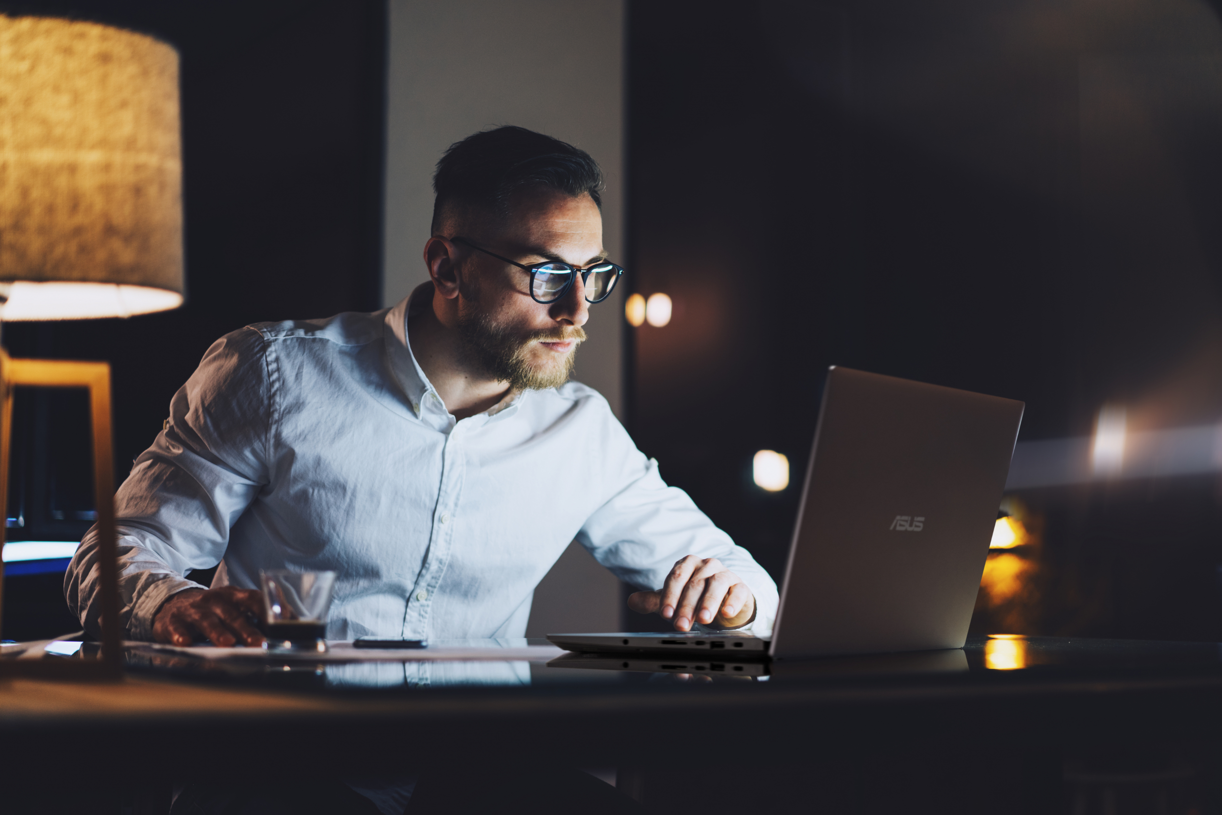 Hombre escribiendo en una laptop